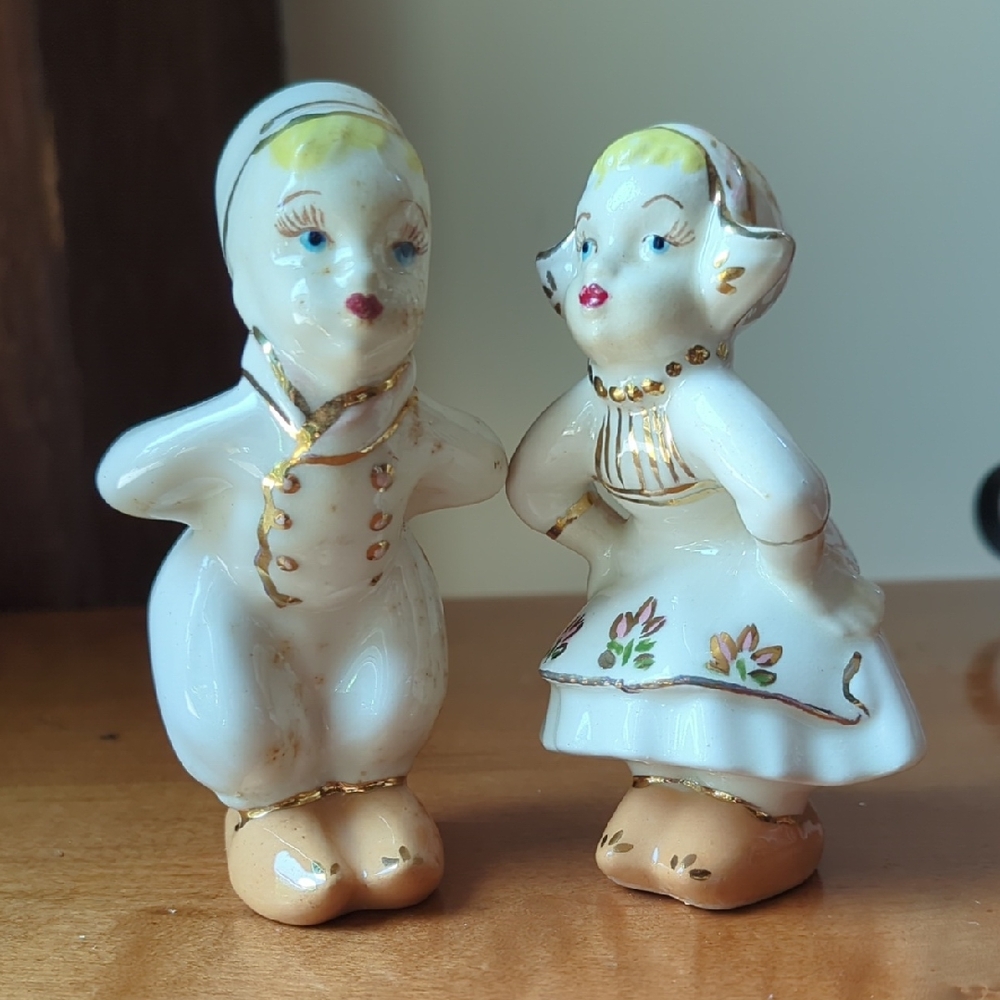 Vintage Boehm Ceramic Dutch Kissing Tulip Boy And Girl Figures Signed MKR Rare
